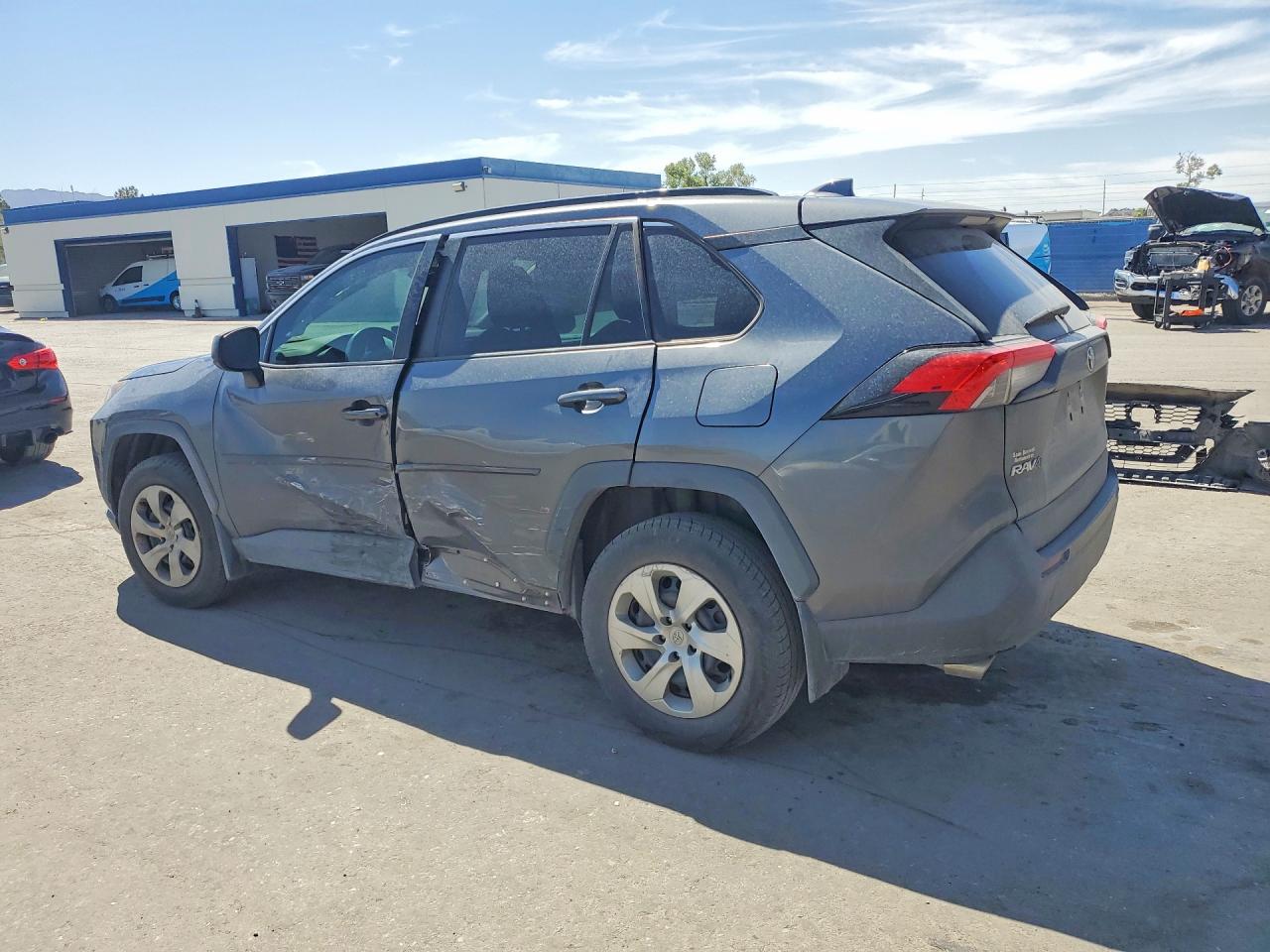 2021 TOYOTA RAV4 LE photo 4