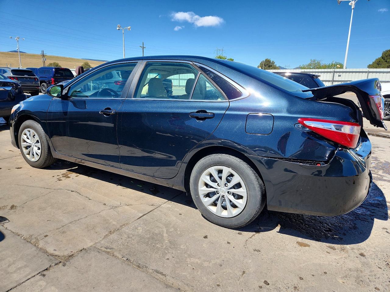 2017 TOYOTA CAMRY LE photo 3