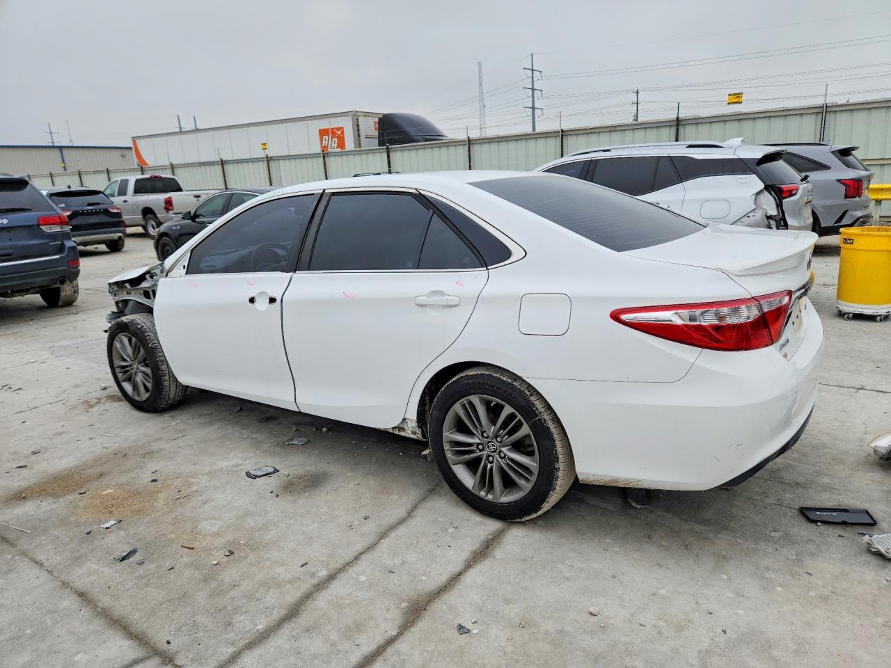 2015 TOYOTA CAMRY SE photo 3