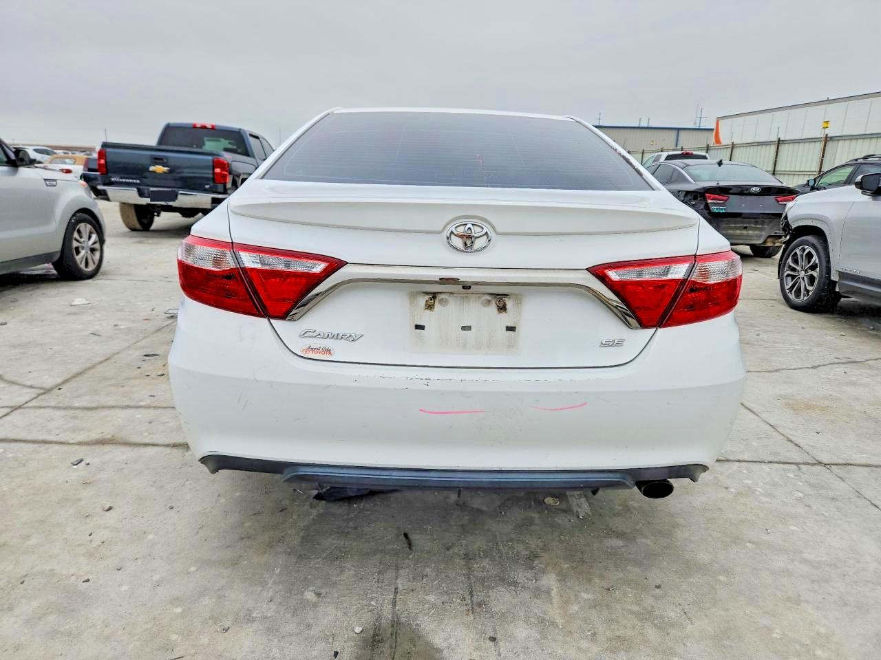 2015 TOYOTA CAMRY SE photo 11