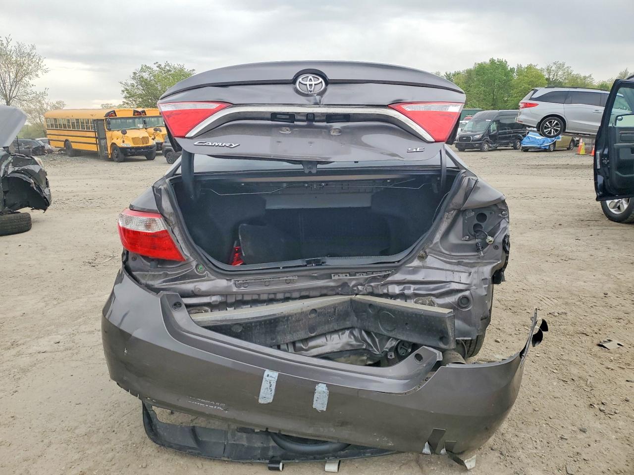 2016 TOYOTA CAMRY SE photo 11