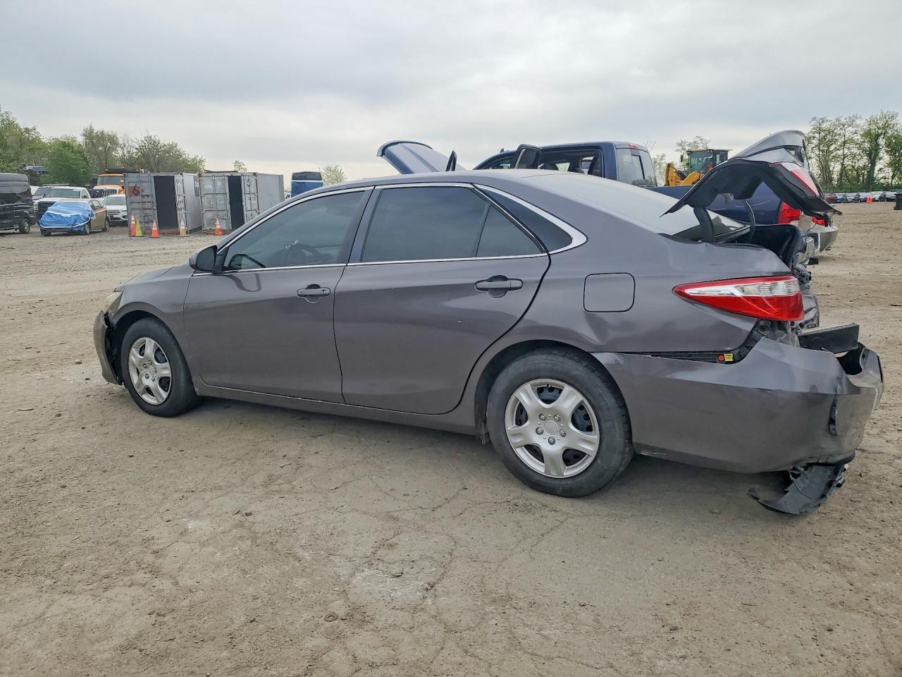 2016 TOYOTA CAMRY SE photo 3