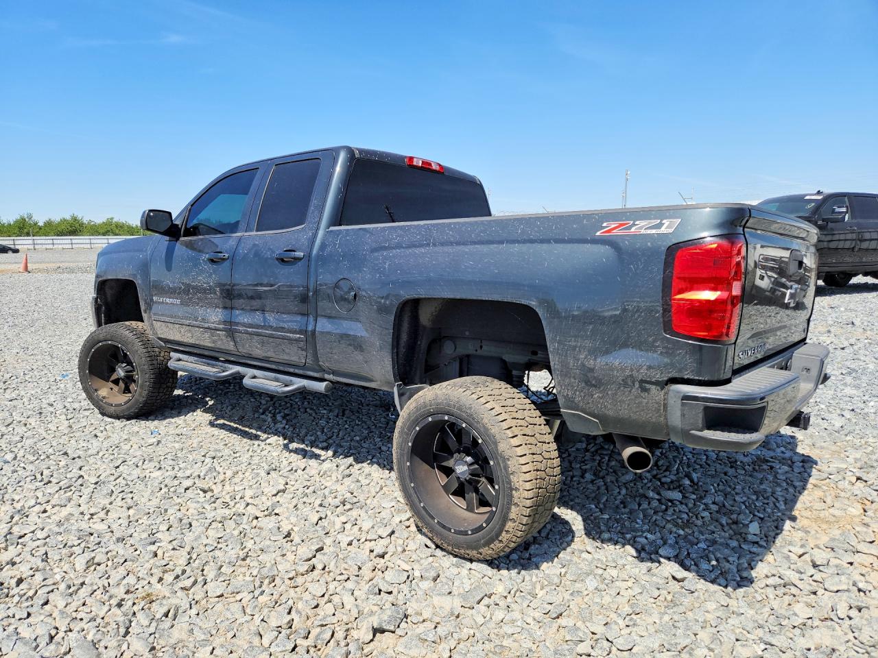 2017 CHEVROLET SILVERADO K1500 LT photo 2