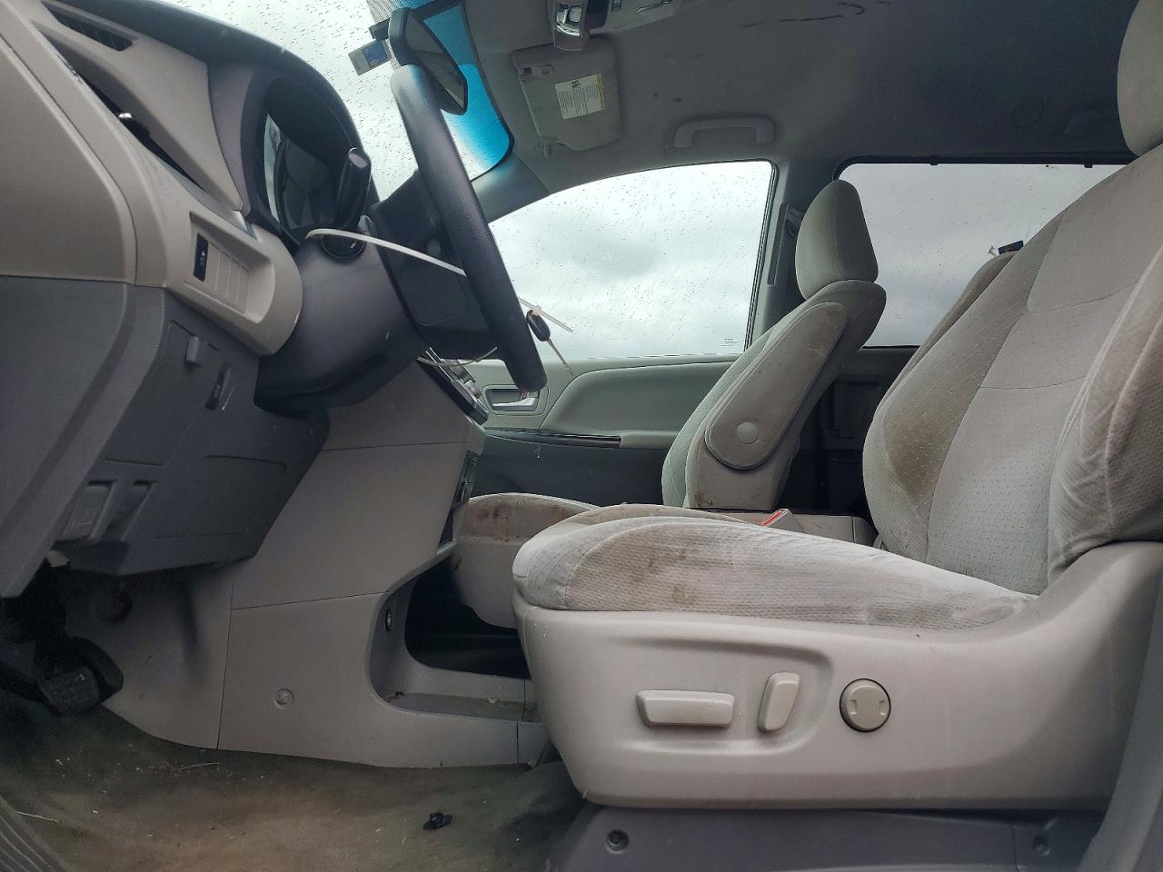 2016 TOYOTA SIENNA LE 8-PASSENGER photo 13