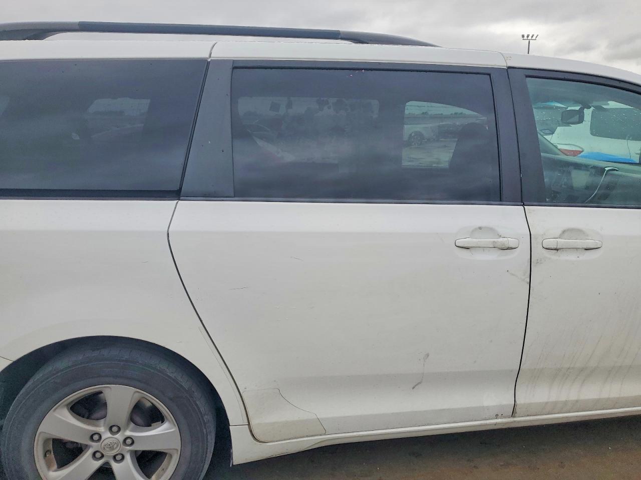 2016 TOYOTA SIENNA LE 8-PASSENGER photo 21