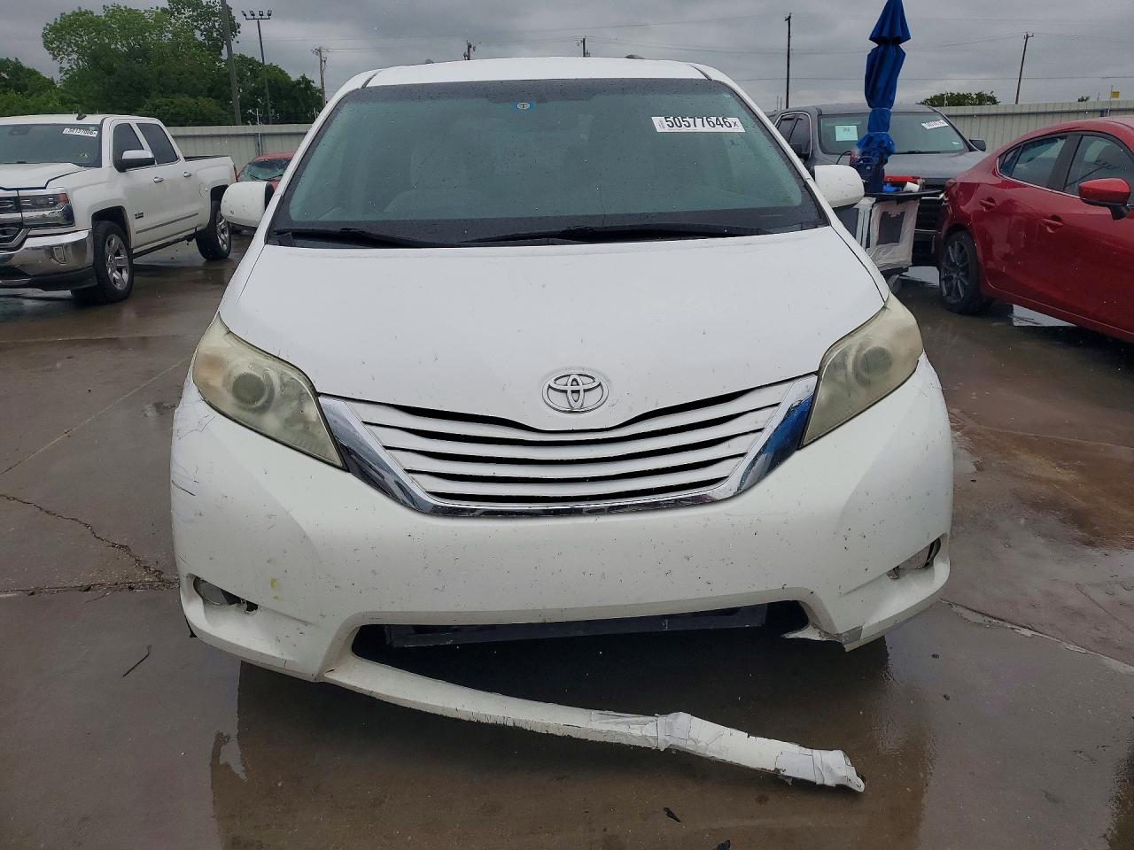 2016 TOYOTA SIENNA LE 8-PASSENGER photo 9