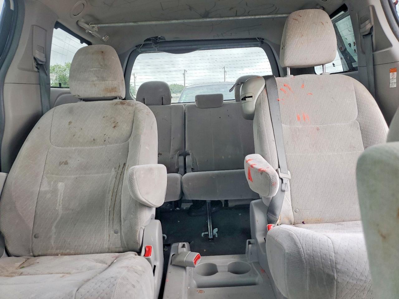 2016 TOYOTA SIENNA LE 8-PASSENGER photo 19