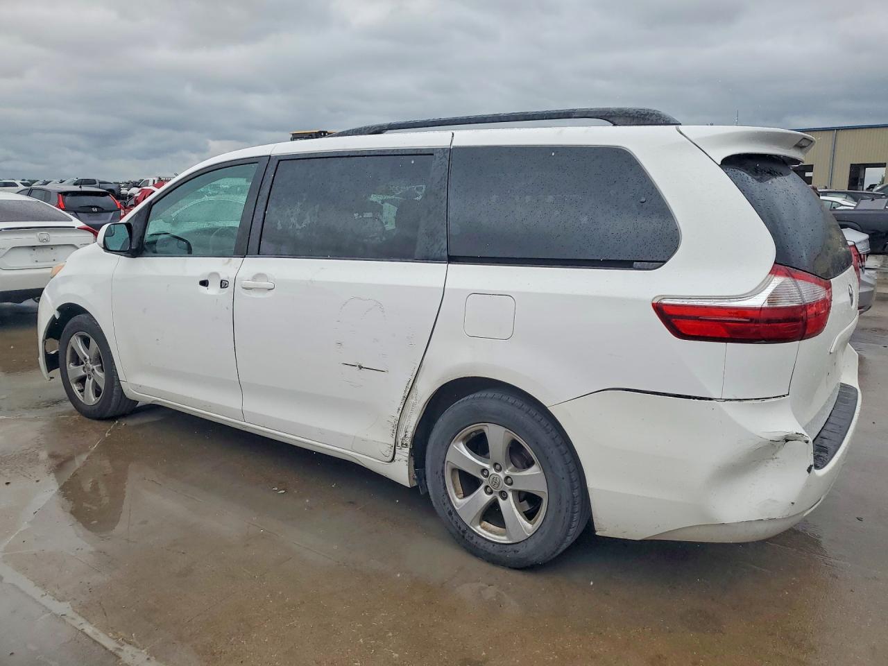 2016 TOYOTA SIENNA LE 8-PASSENGER photo 3