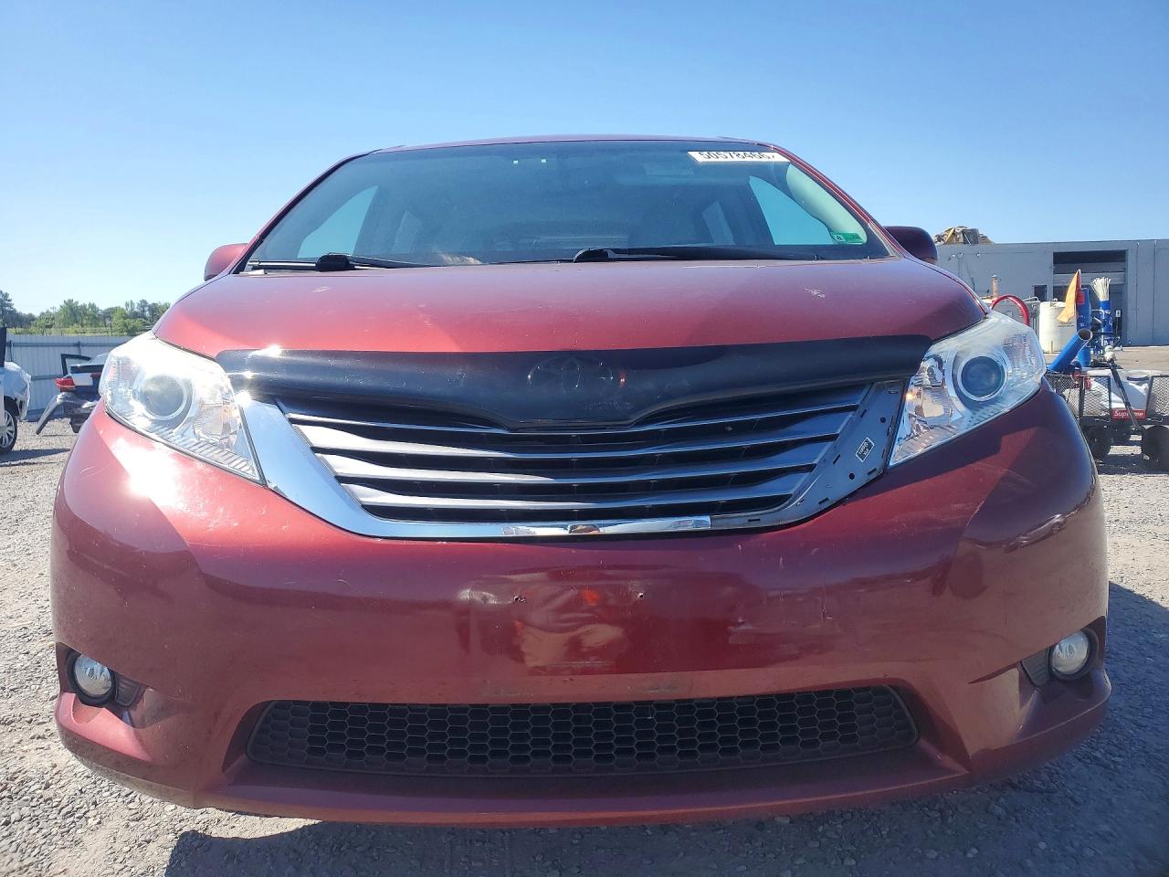 2017 TOYOTA SIENNA XLE 8-PASSENGER photo 9