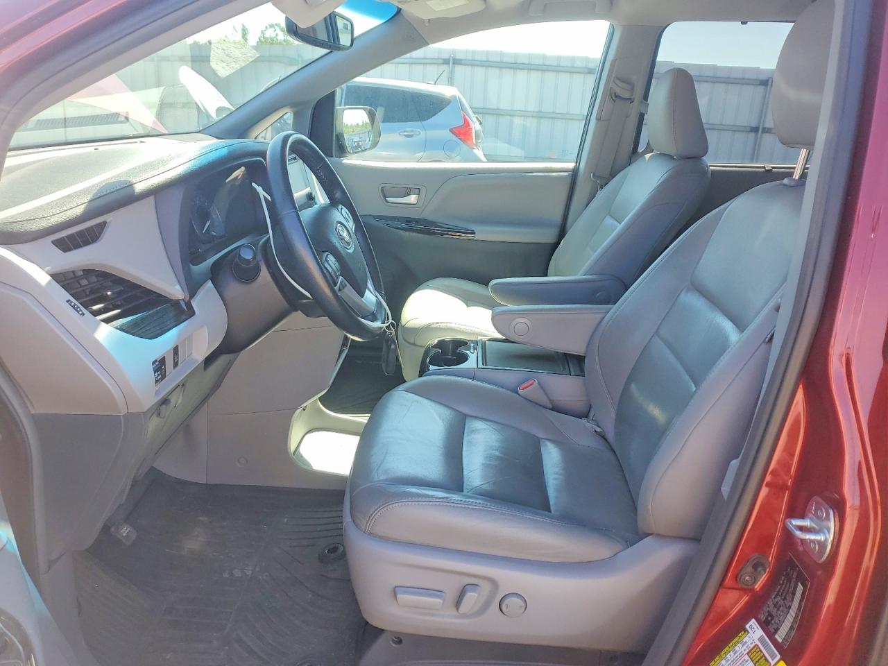 2017 TOYOTA SIENNA XLE 8-PASSENGER photo 13