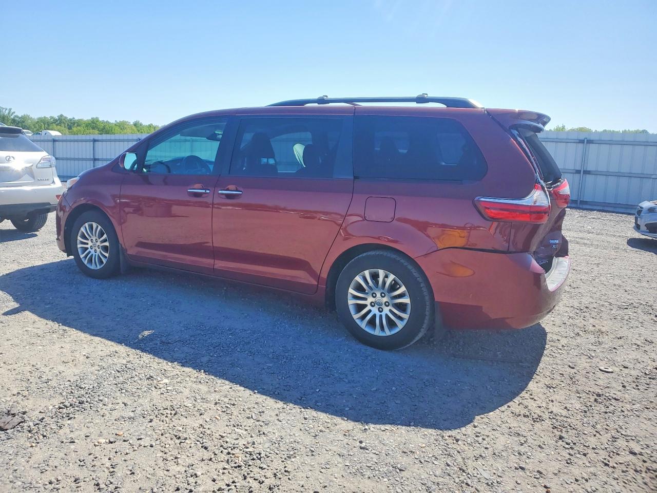 2017 TOYOTA SIENNA XLE 8-PASSENGER photo 3