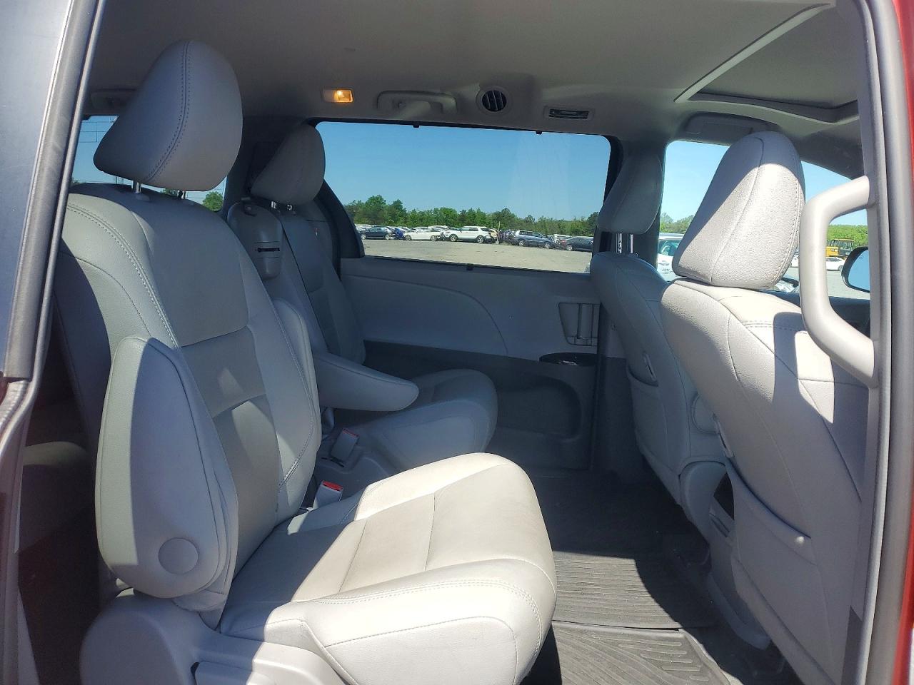 2017 TOYOTA SIENNA XLE 8-PASSENGER photo 21