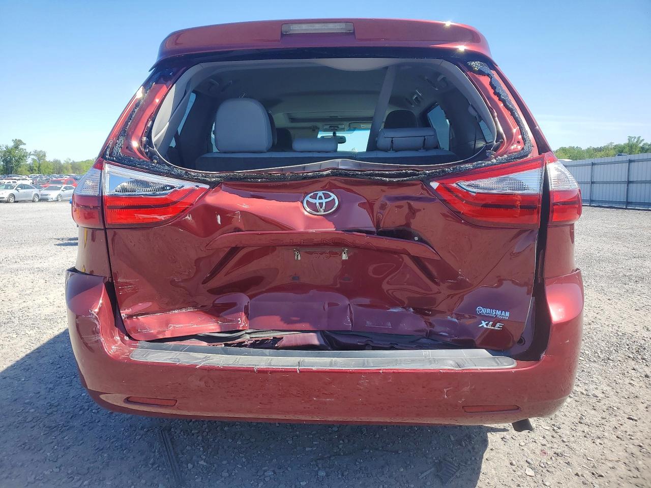2017 TOYOTA SIENNA XLE 8-PASSENGER photo 11