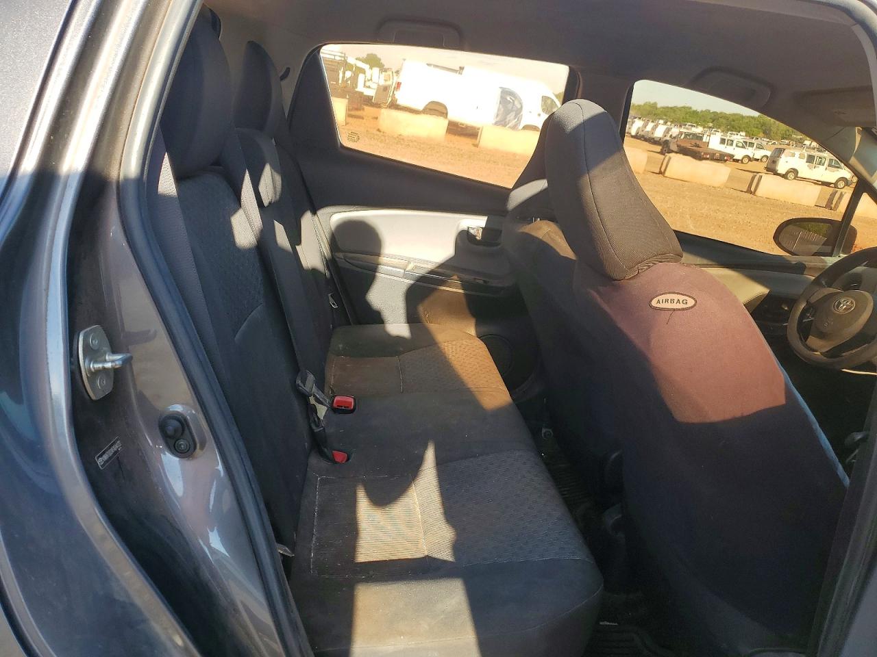 2015 TOYOTA YARIS 5-DOOR L photo 19