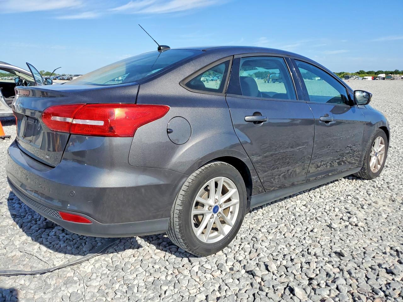 2015 FORD FOCUS SE photo 5