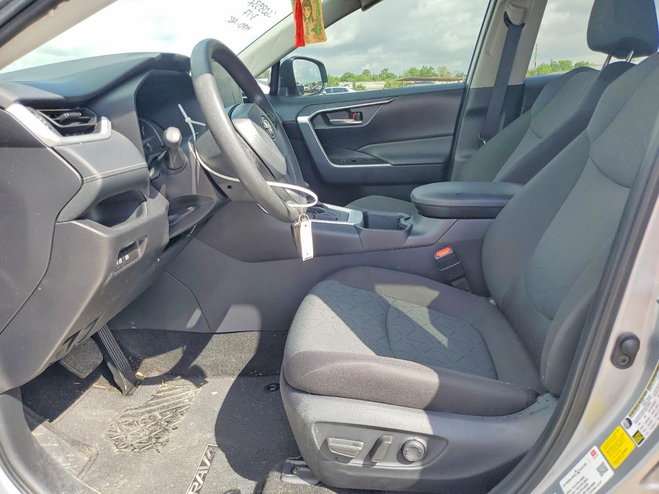 2025 TOYOTA RAV4 XLE photo 19