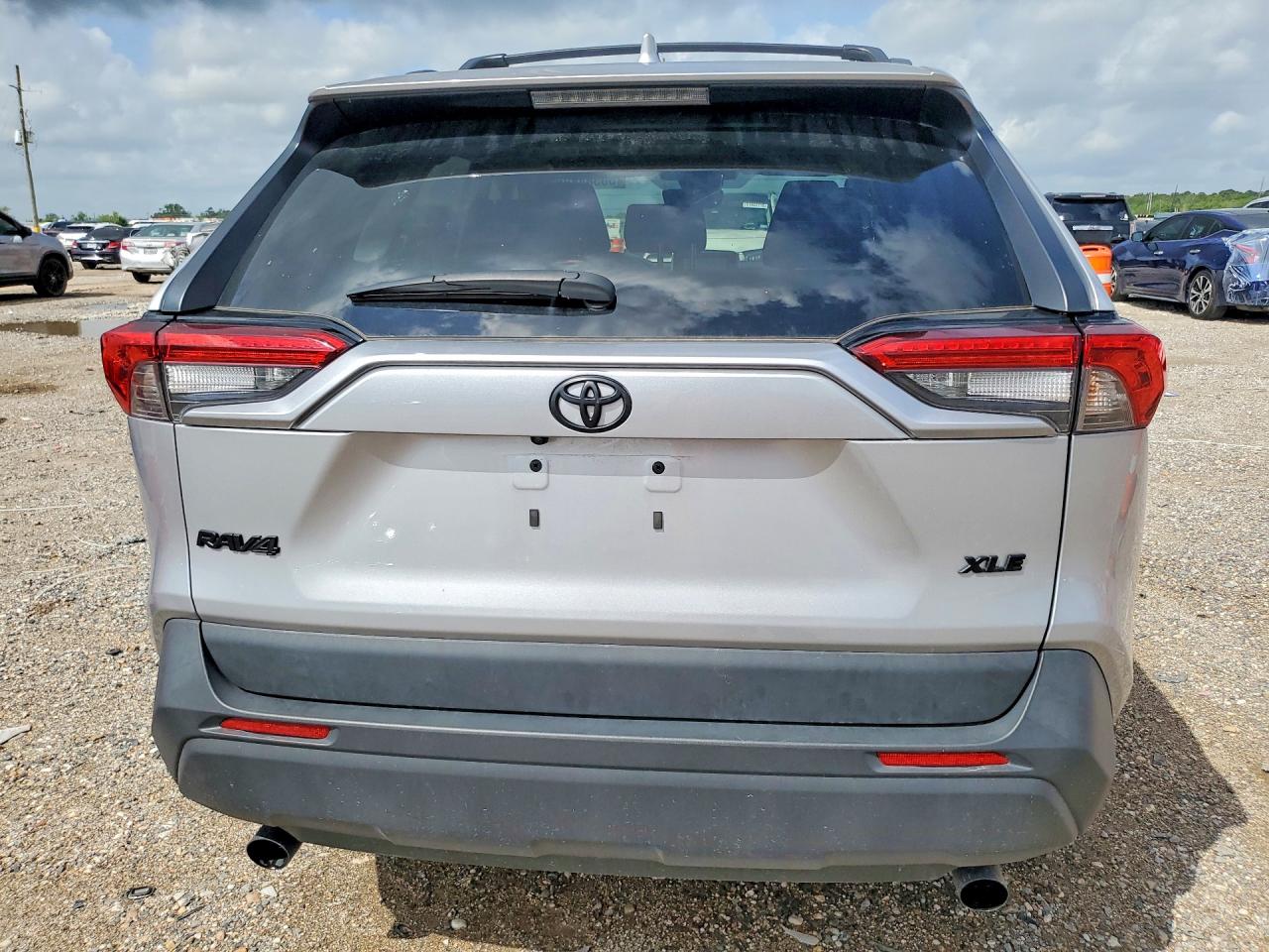 2025 TOYOTA RAV4 XLE photo 16