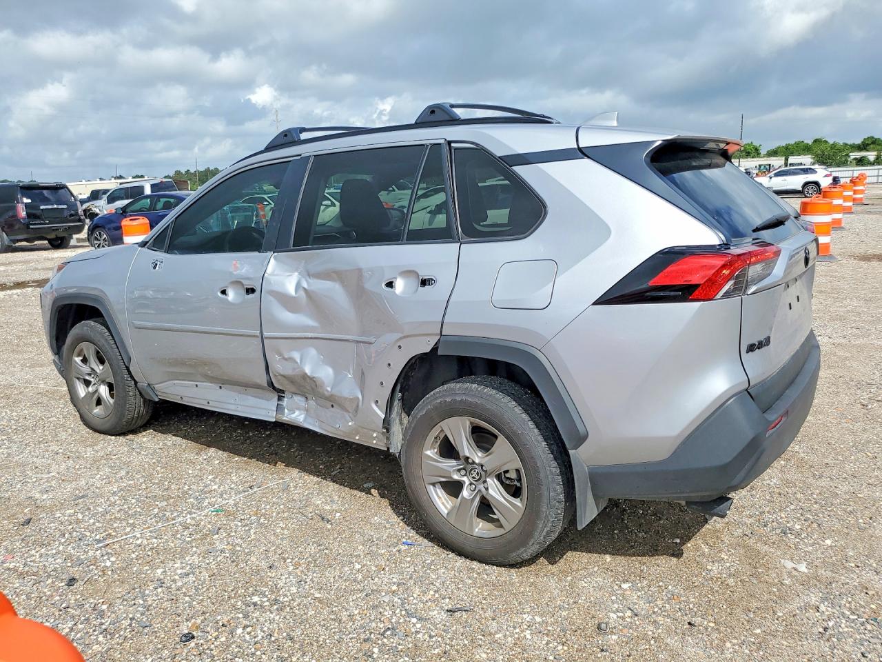 2025 TOYOTA RAV4 XLE photo 4