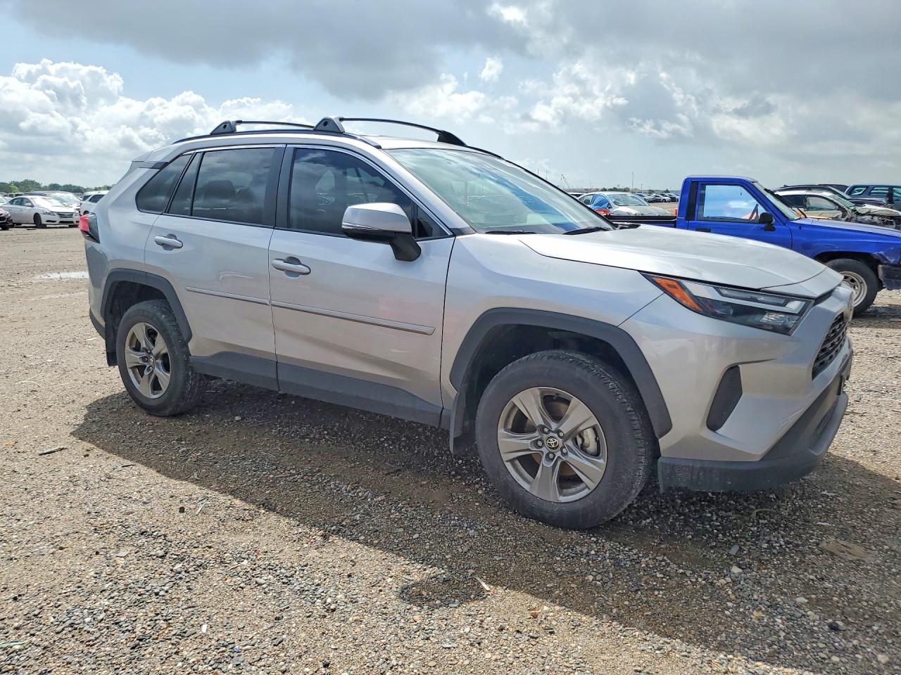 2025 TOYOTA RAV4 XLE photo 10