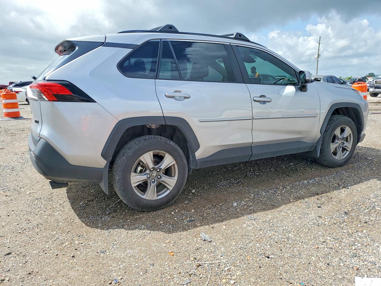 2025 TOYOTA RAV4 XLE photo 7