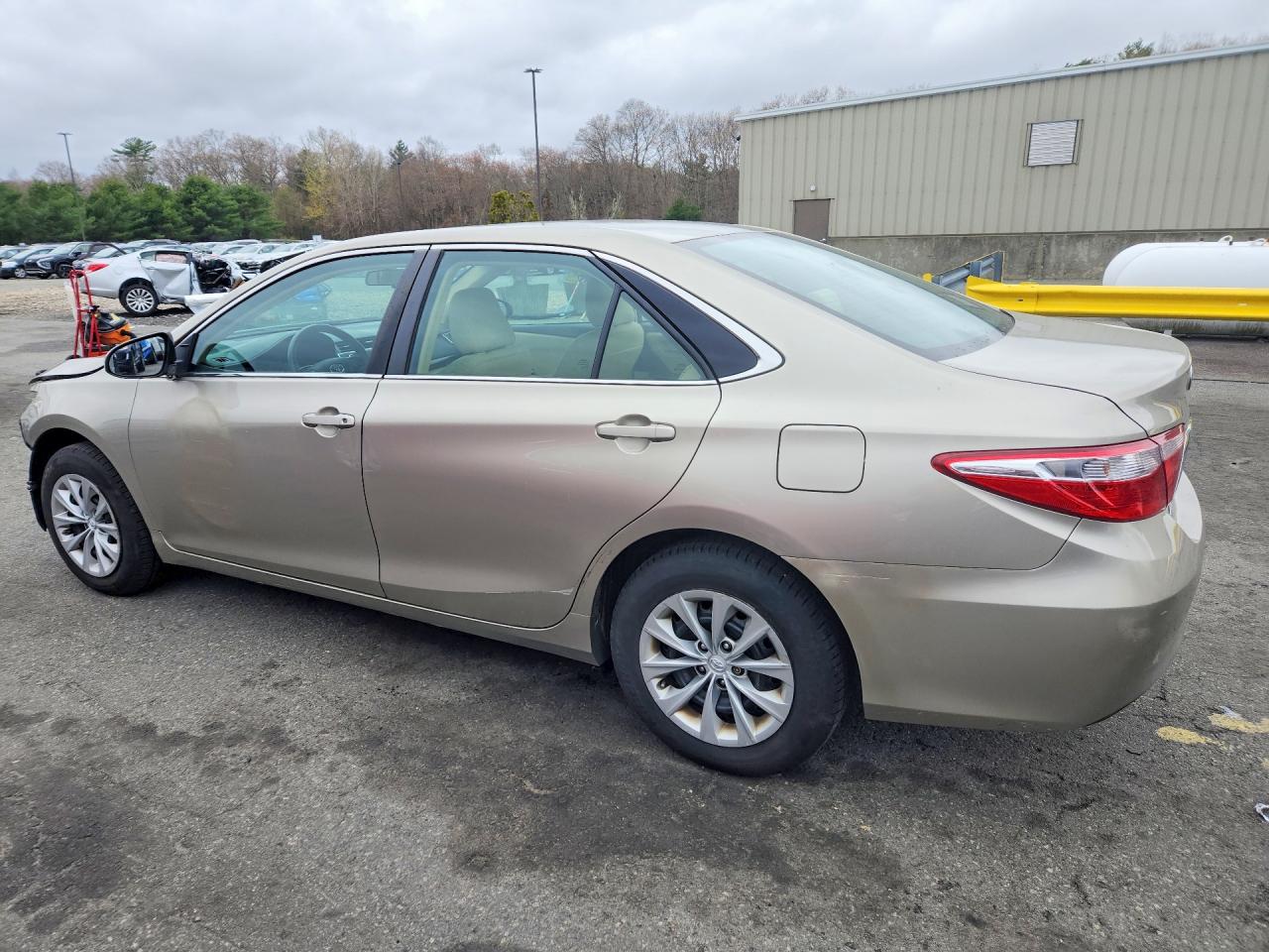 2015 TOYOTA CAMRY LE photo 3