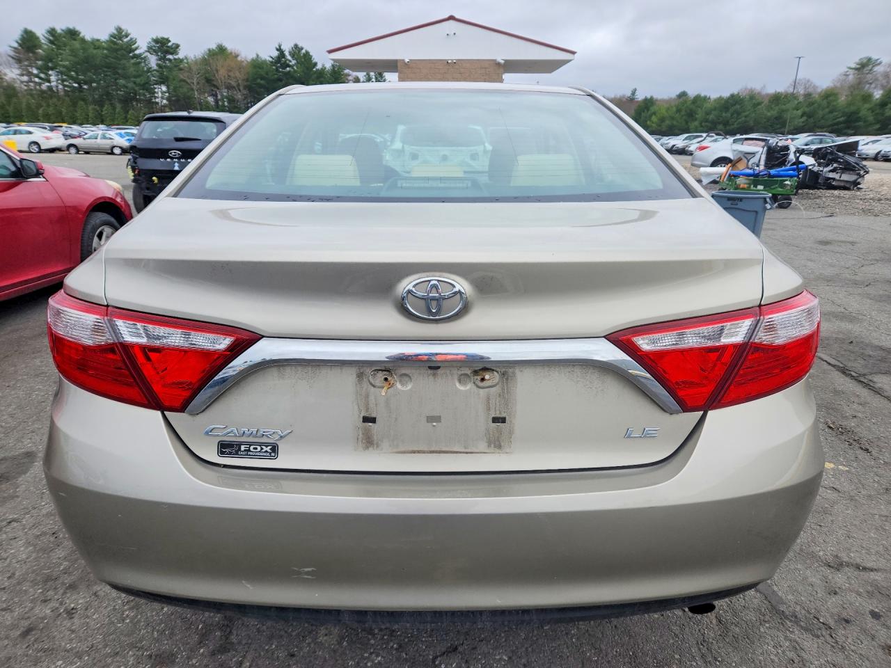 2015 TOYOTA CAMRY LE photo 11