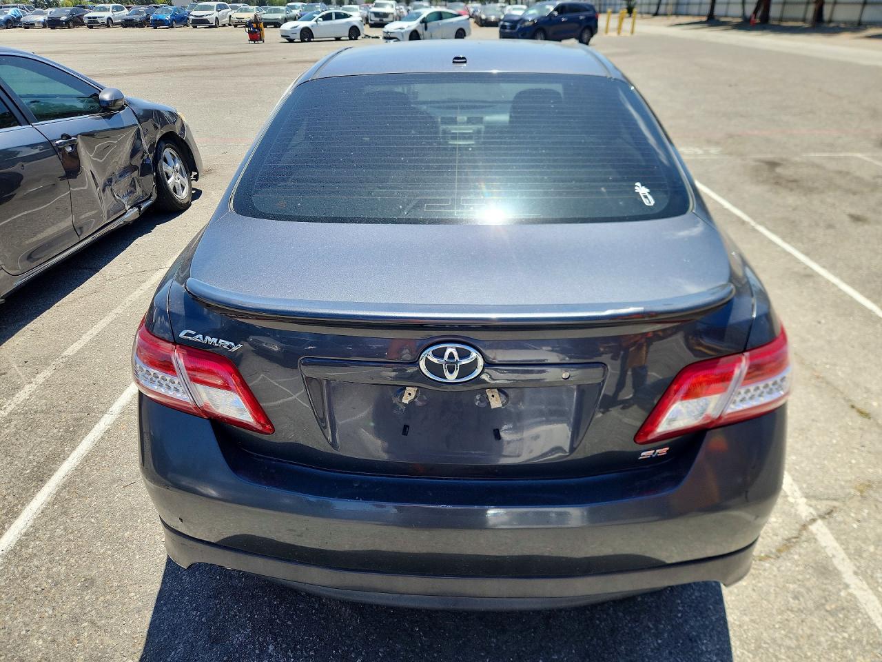 2010 TOYOTA CAMRY SE photo 11
