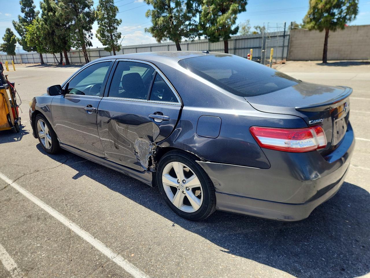 2010 TOYOTA CAMRY SE photo 3