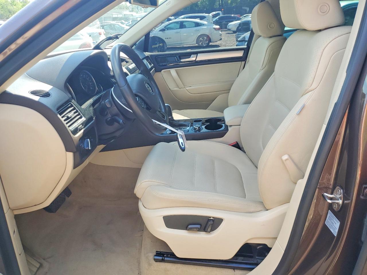 2014 VOLKSWAGEN TOUAREG V6 photo 19