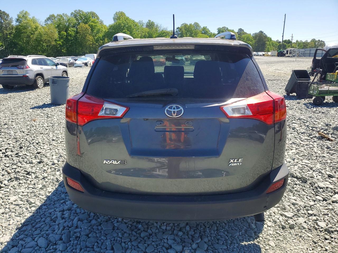 2015 TOYOTA RAV4 XLE photo 16
