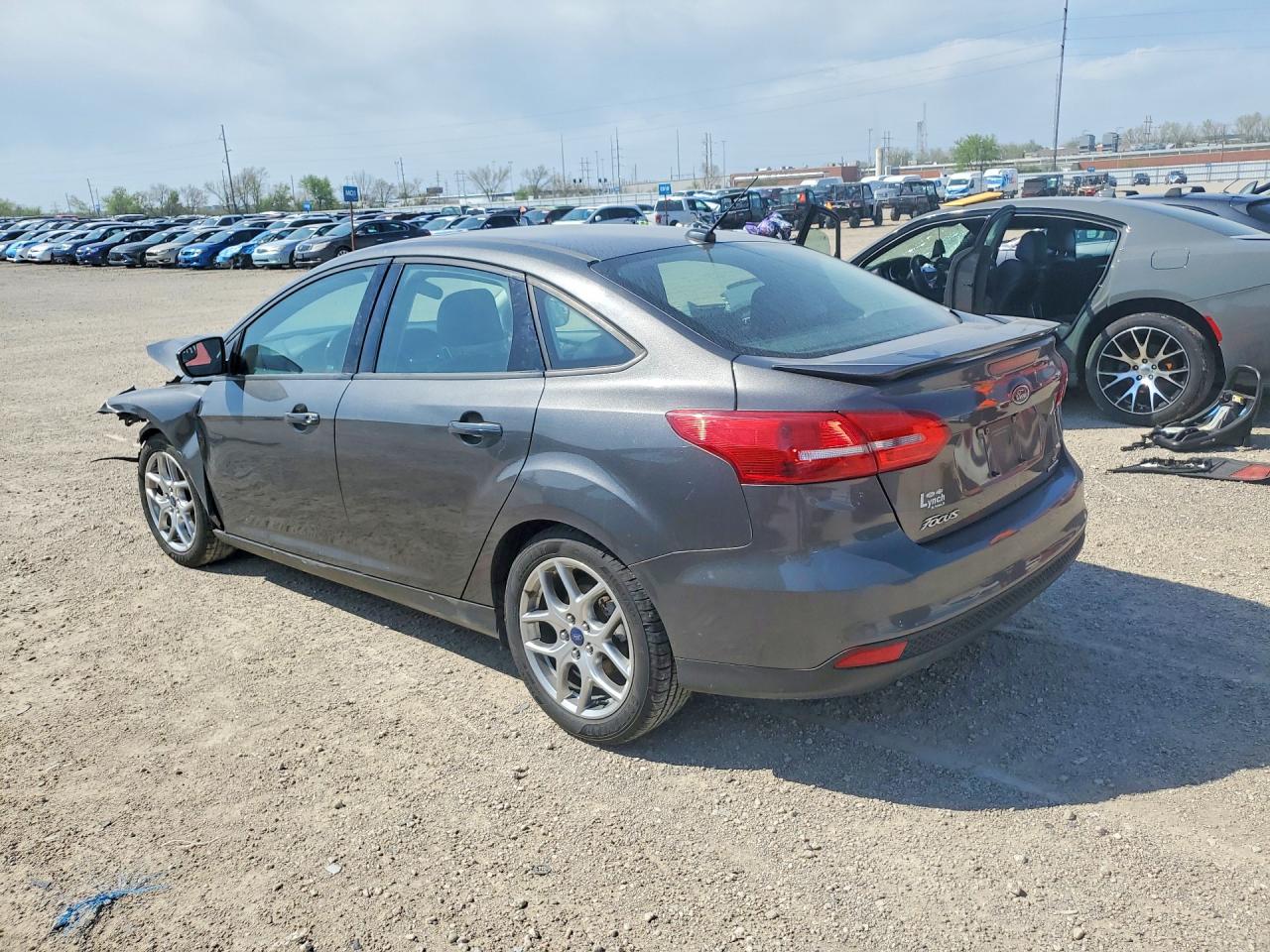 2015 FORD FOCUS SE photo 2