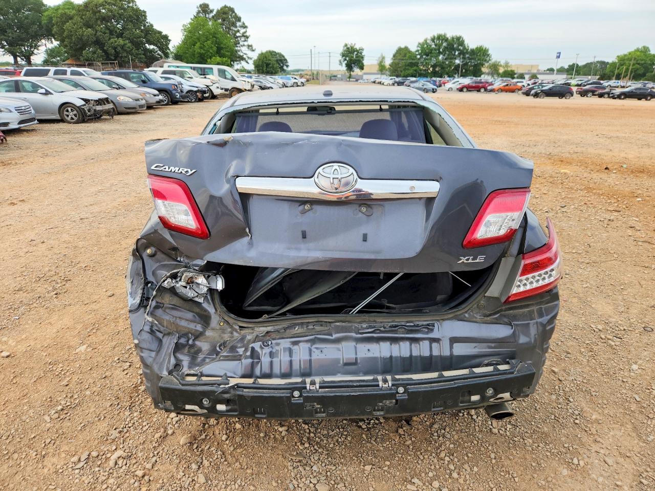 2010 TOYOTA CAMRY XLE photo 11