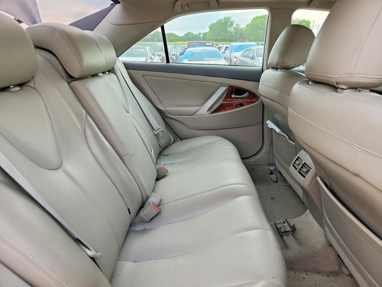 2010 TOYOTA CAMRY XLE photo 19