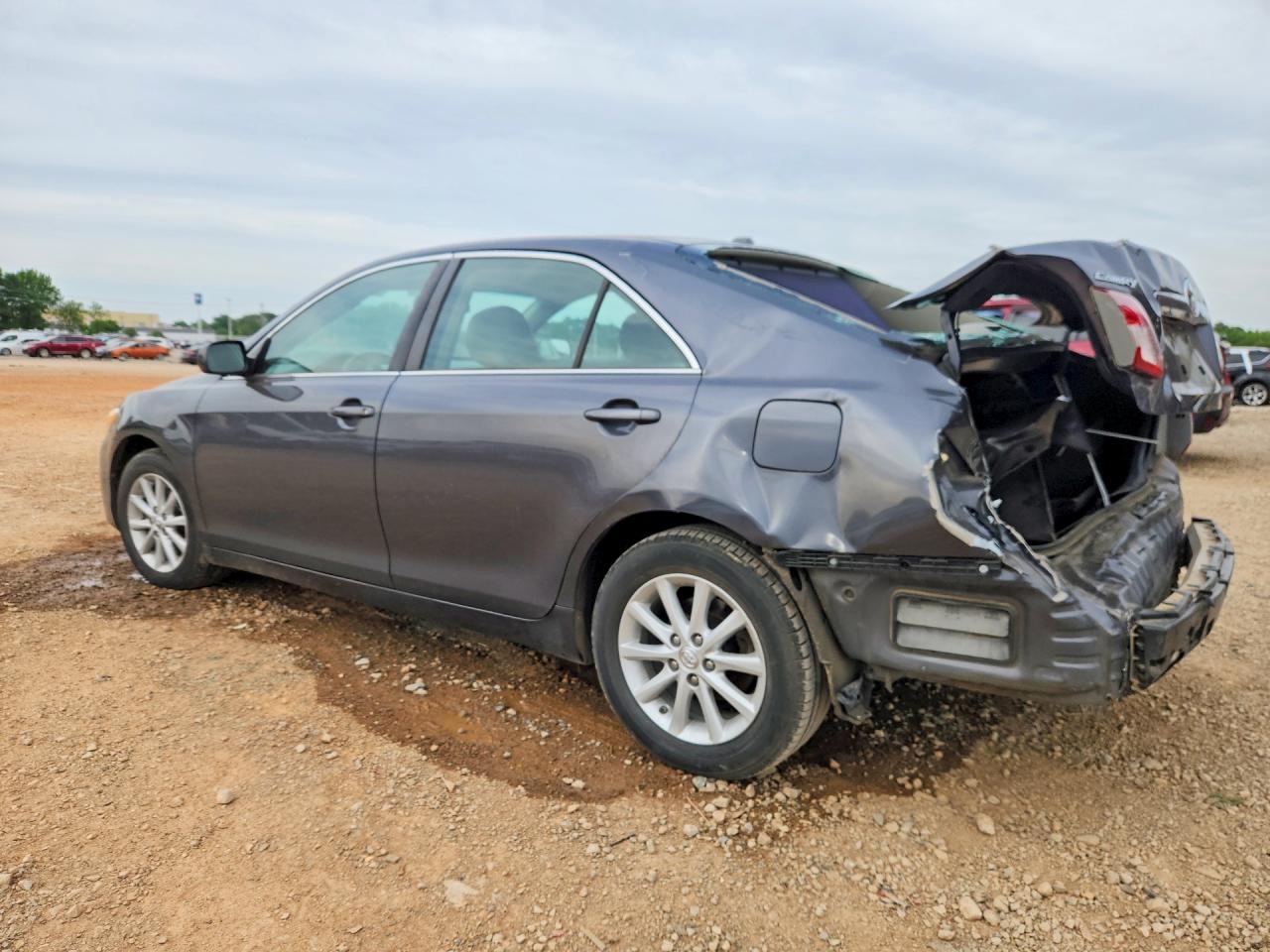 2010 TOYOTA CAMRY XLE photo 3