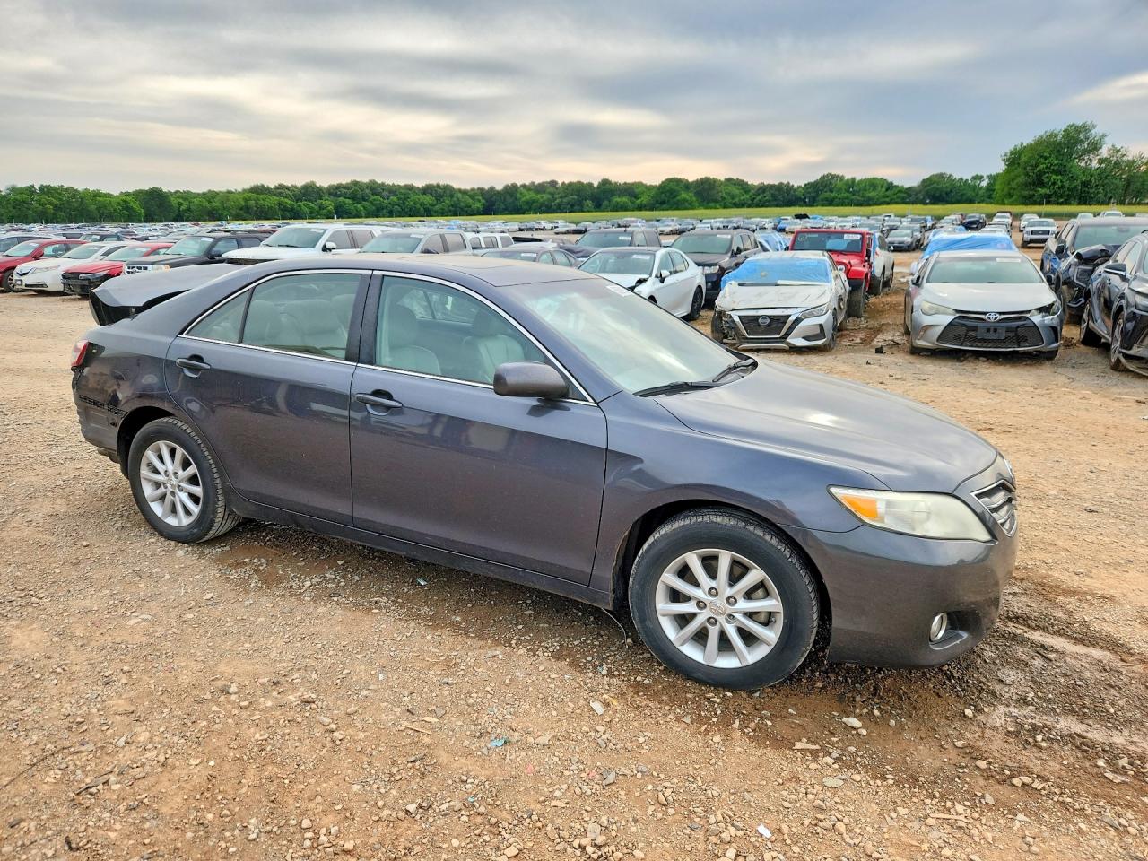 2010 TOYOTA CAMRY XLE photo 7