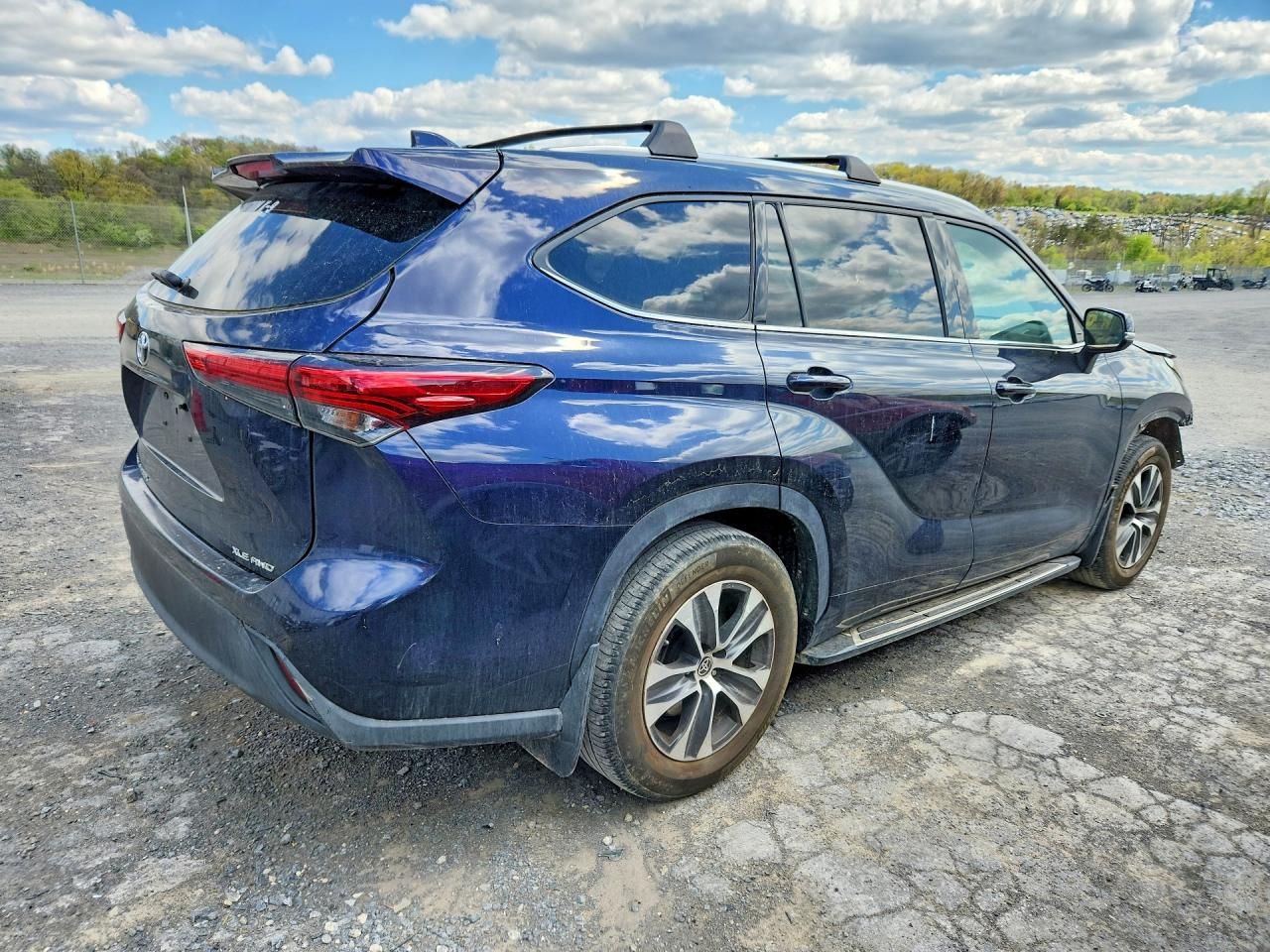 2021 TOYOTA HIGHLANDER XLE photo 7