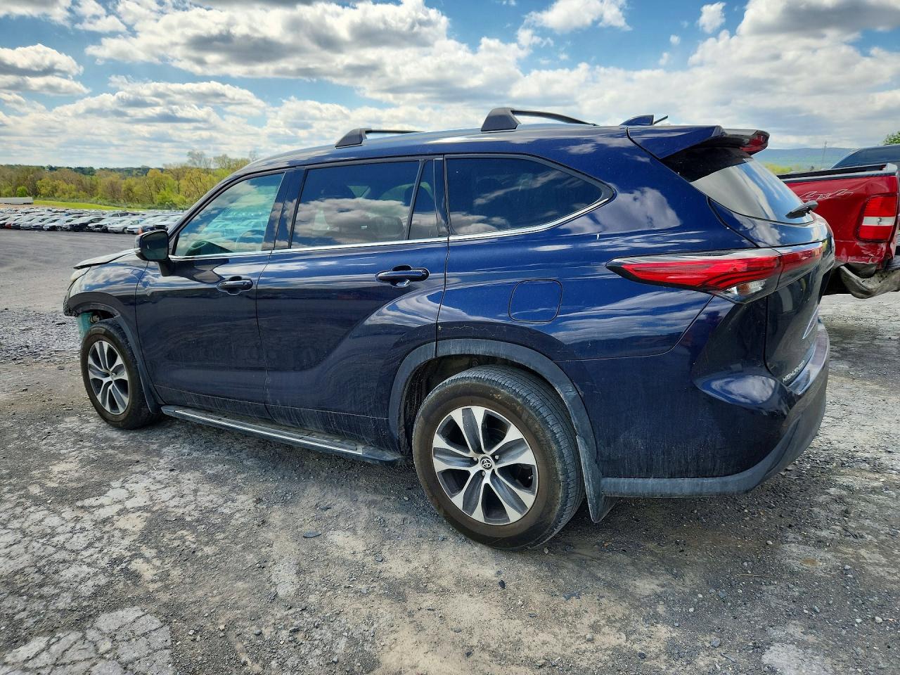2021 TOYOTA HIGHLANDER XLE photo 4