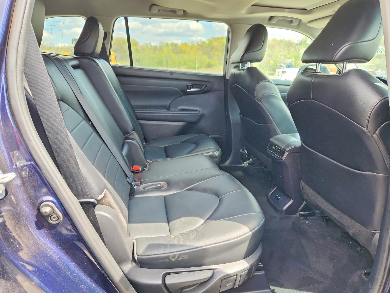 2021 TOYOTA HIGHLANDER XLE photo 31
