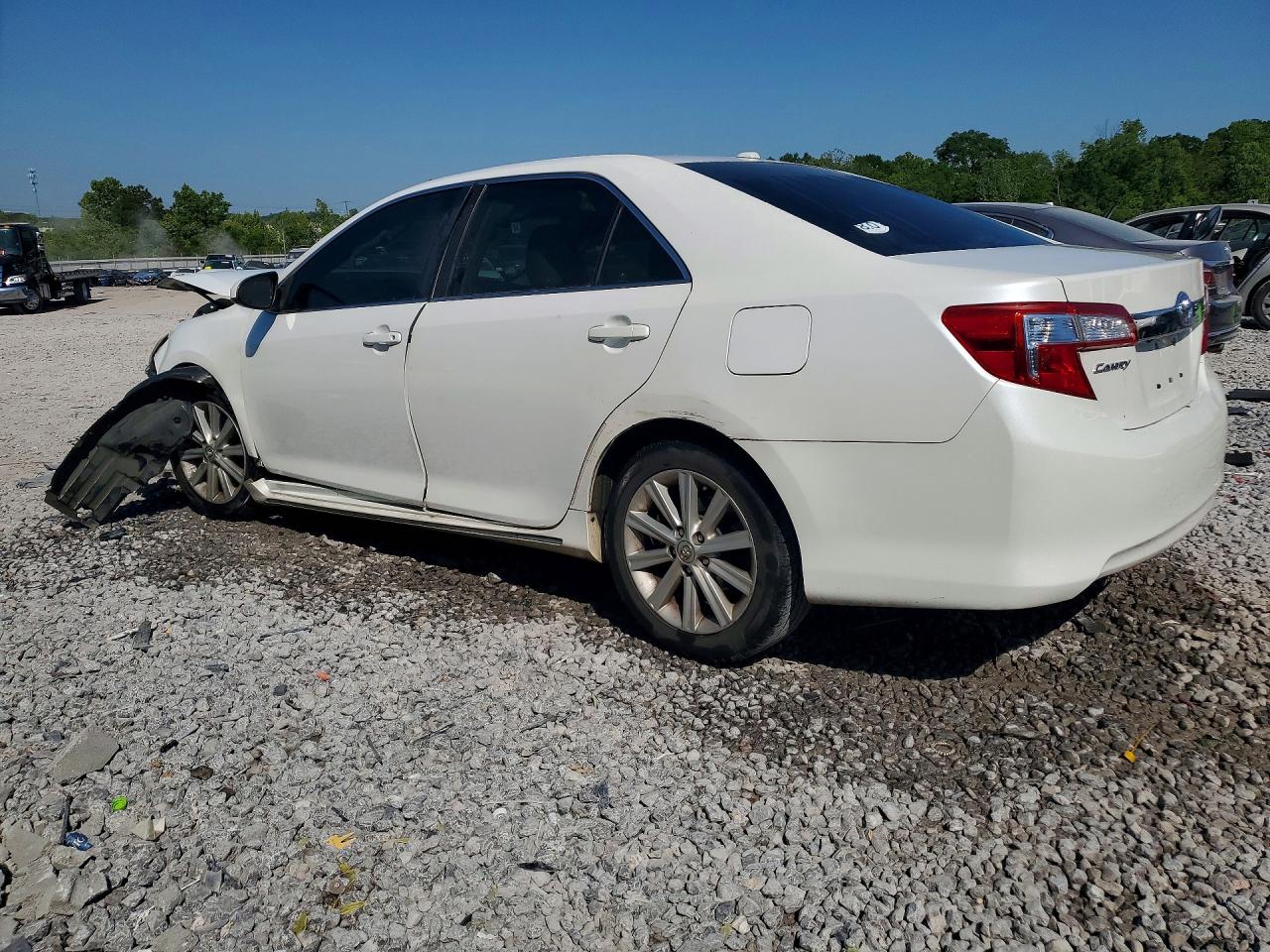 2014 TOYOTA CAMRY XLE photo 2