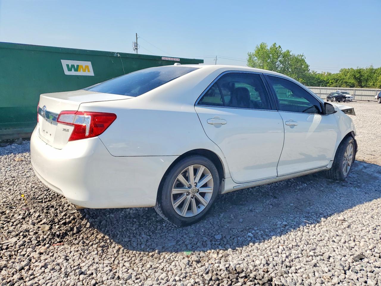 2014 TOYOTA CAMRY XLE photo 3