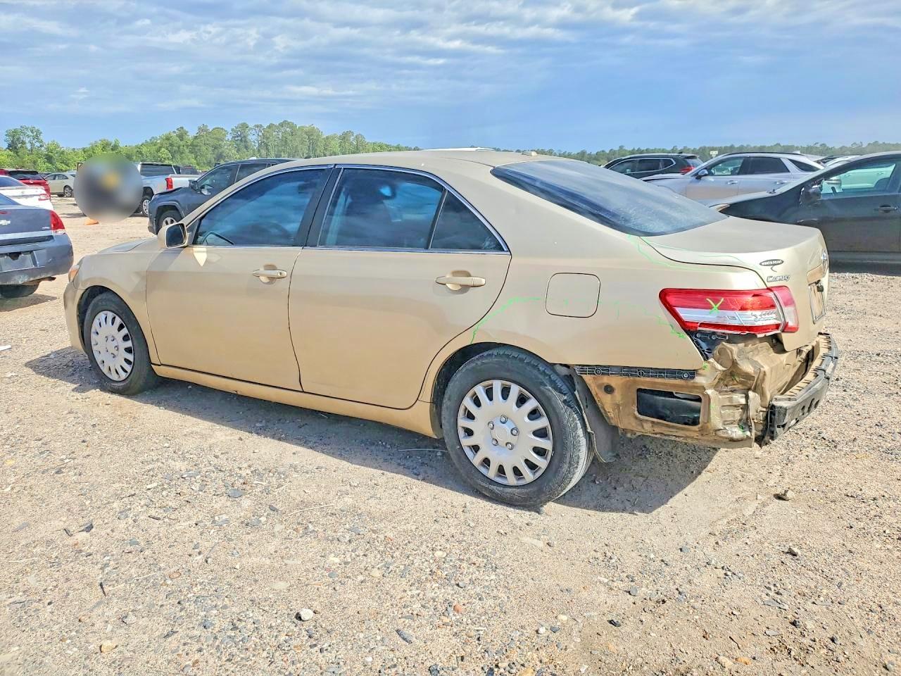2010 TOYOTA CAMRY LE photo 4
