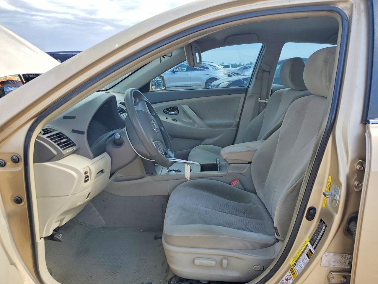 2010 TOYOTA CAMRY LE photo 19