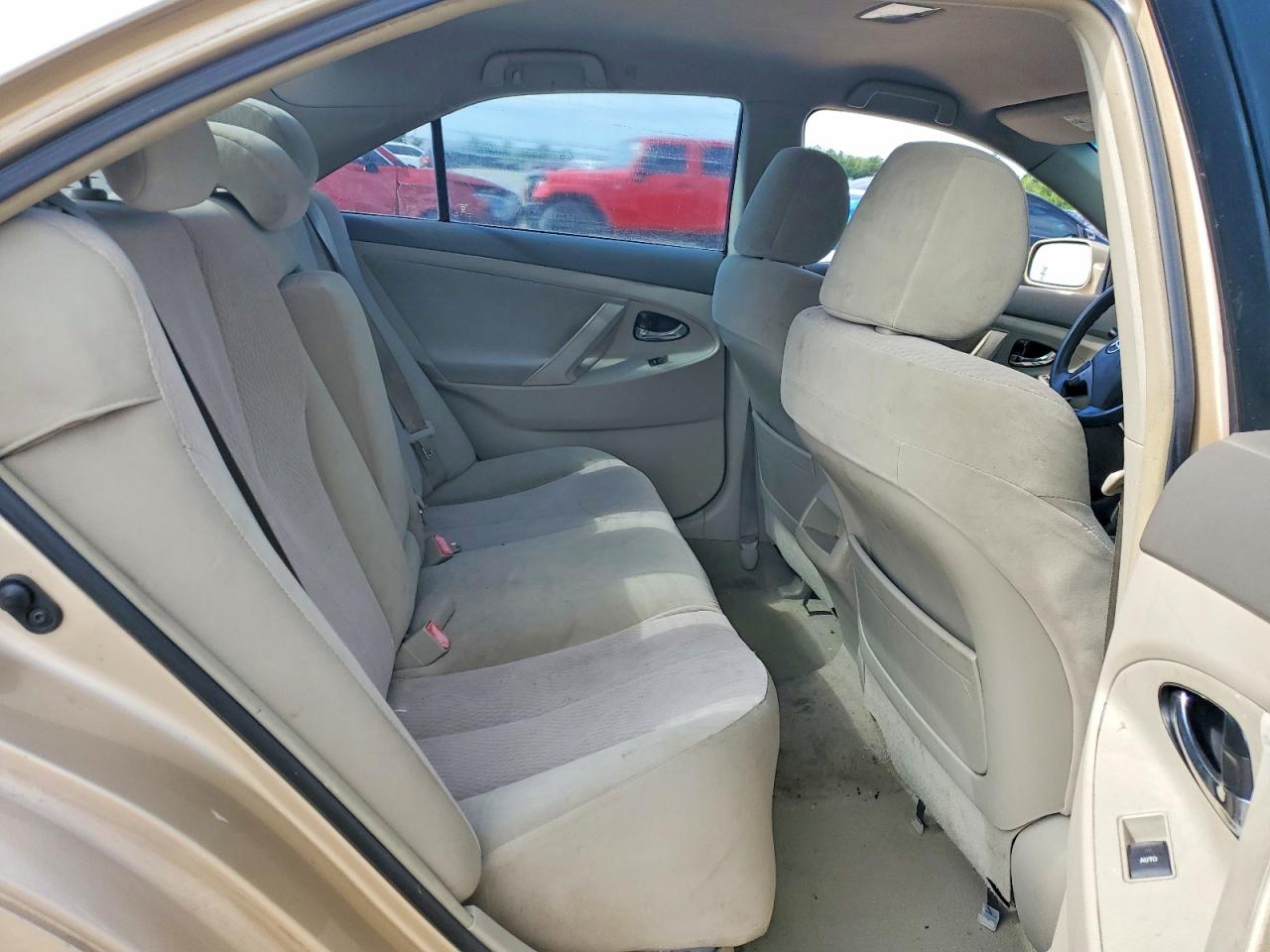 2010 TOYOTA CAMRY LE photo 28