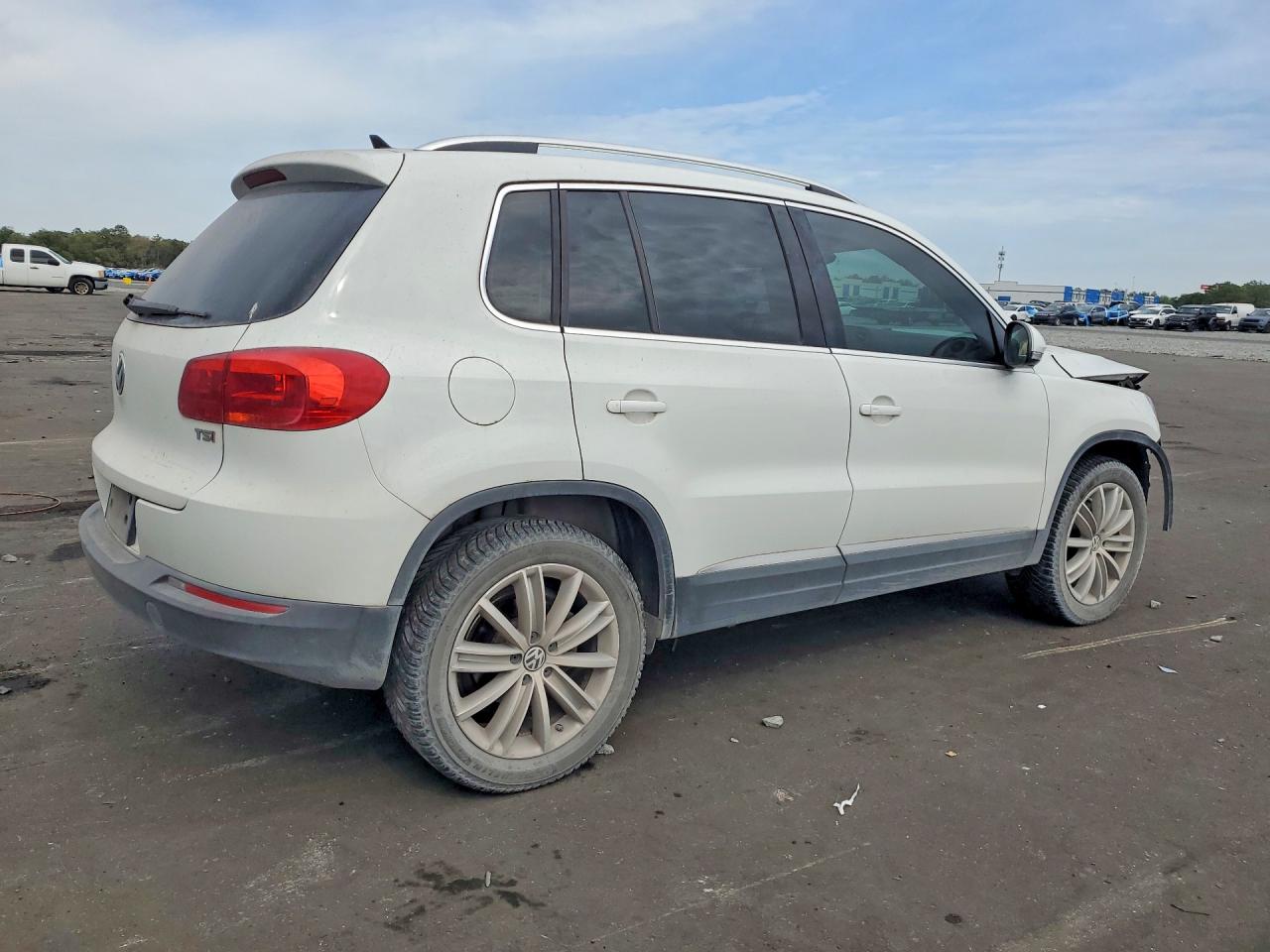 2016 VOLKSWAGEN TIGUAN S photo 5