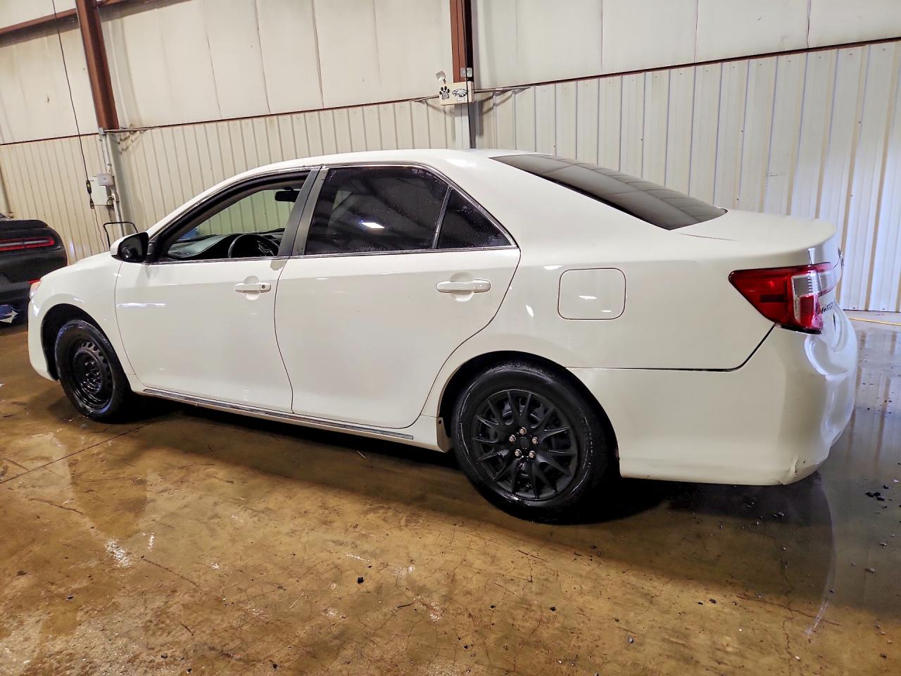 2014 TOYOTA CAMRY LE photo 3