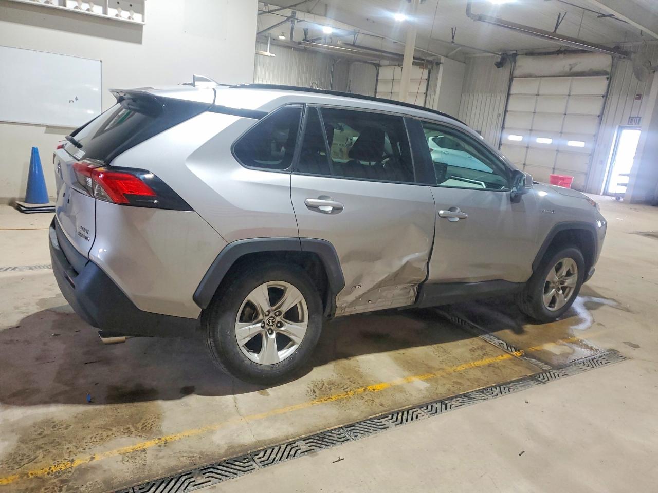 2021 TOYOTA RAV4 XLE photo 5