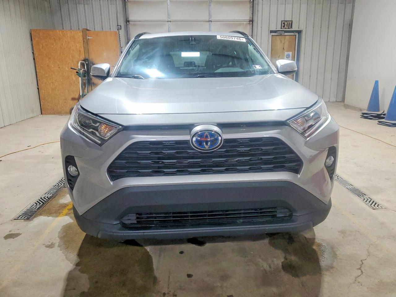 2021 TOYOTA RAV4 XLE photo 9