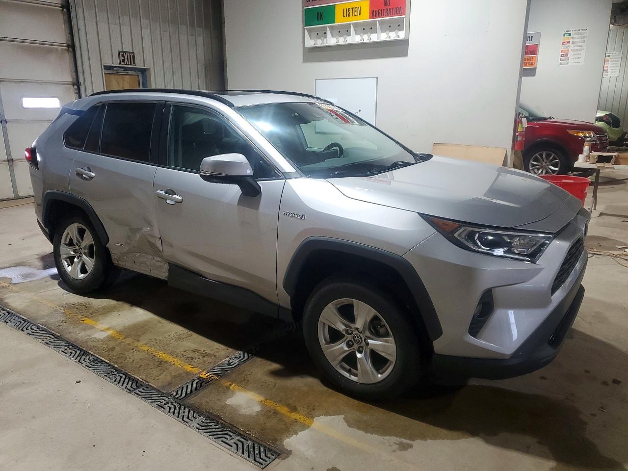 2021 TOYOTA RAV4 XLE photo 7