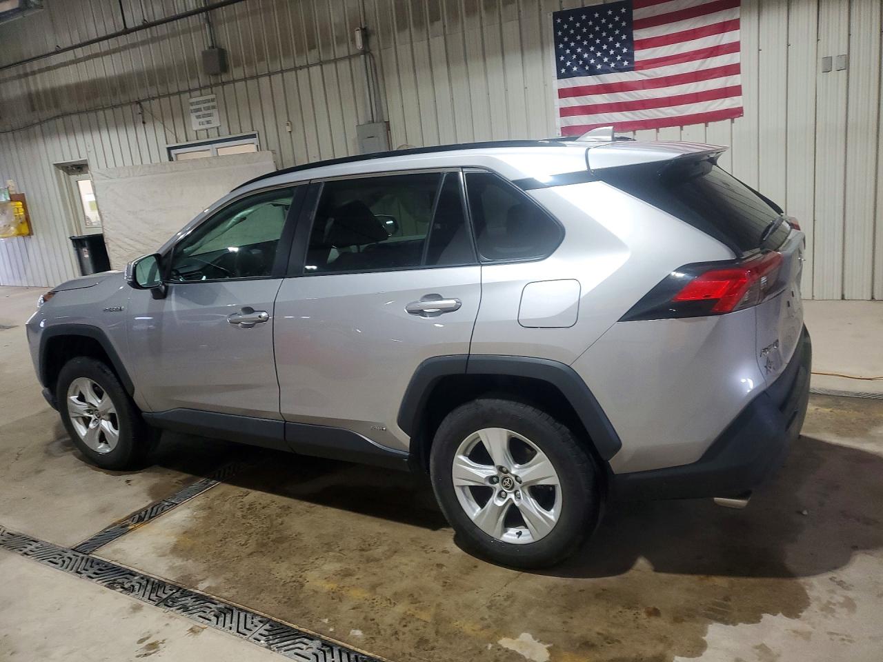 2021 TOYOTA RAV4 XLE photo 3