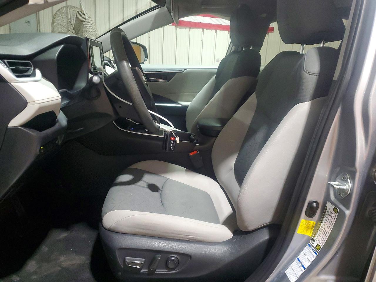 2021 TOYOTA RAV4 XLE photo 13